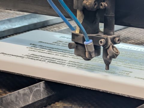 Unser Laser beim lasern einer Brunnenbeschriftungstafel