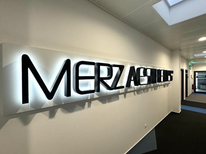 Leuchtwerbung Merz Aesthetics Dessau-Roßlau