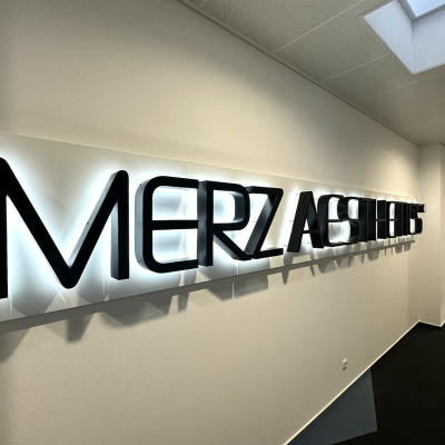 Leuchtwerbung Merz Aesthetics Dessau-Roßlau