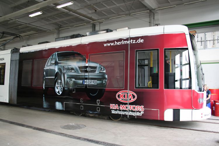 Tram - Vollfolierung mit Corporate Design für Kia
