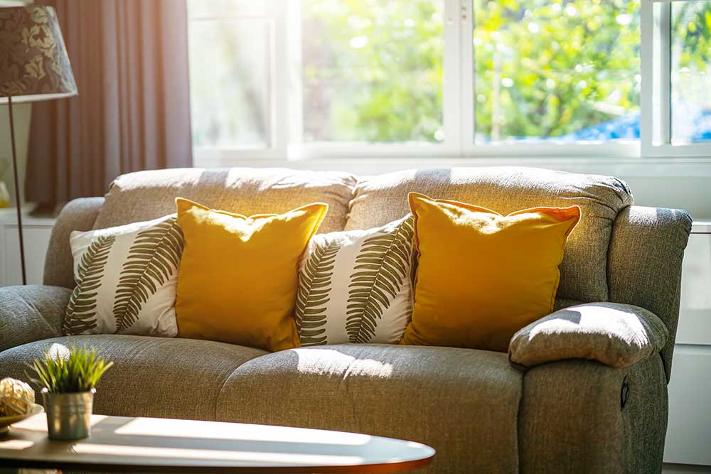 Wohnraum der vor Sonne und Hitze abgeschirmt wird durch Sonnenschutzfolie